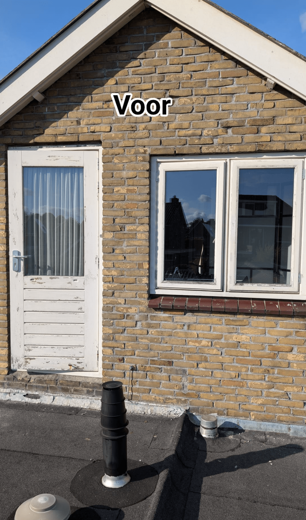 Schuur voor het schilderen - verweerde kozijnen en deur