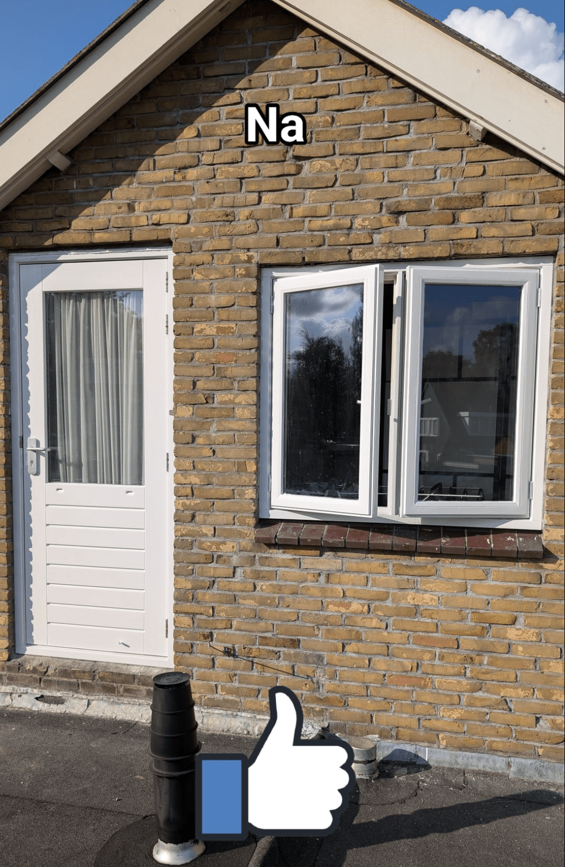 Schuur na het schilderen - strak wit geschilderde kozijnen en deur